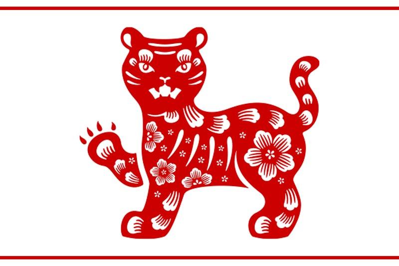 Hình ảnh một người trung niên (tuổi Ất Mão 1975) đang sử dụng điện thoại hoặc máy tính bảng để tìm hiểu về phong thủy, hoặc áp dụng phong thủy trong không gian sống hiện đại